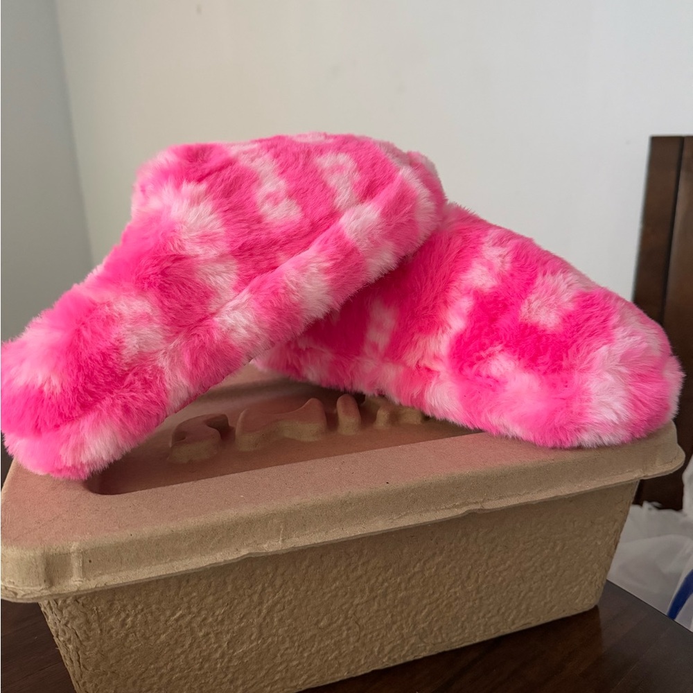 NWT SKIMS valentines Lana del Rey fluffy slippers size 6